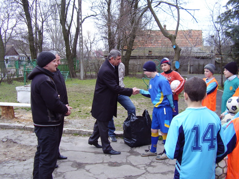 Миколаївські народники зробили подарунок юним футболістам