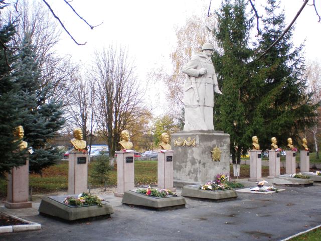 Полтавські народники відкрили Алею Героїв Радянського Союзу