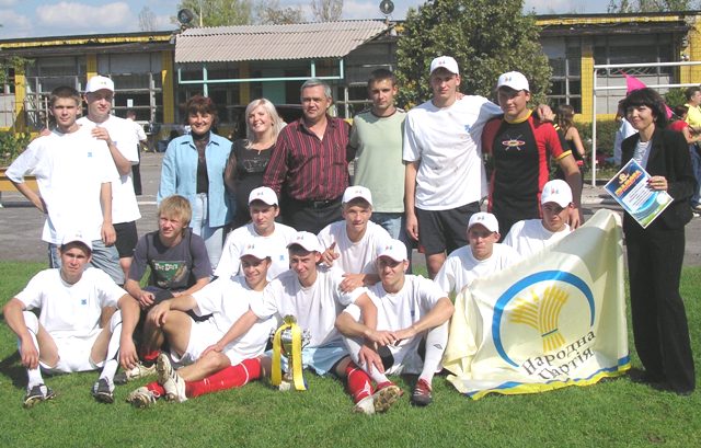 Народники победили регионалов. Пока только на футбольном поле