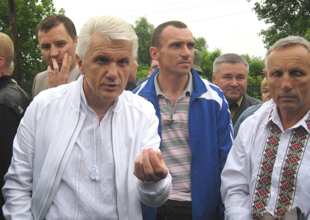 Голова Верховної Ради України, Голова Народної Партії Володимир Литвин вклонився козакам-героям