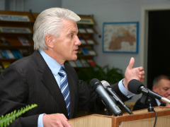 НА ДВОРІ БЕРЕЗЕНЬ, А ЯЛИНКА ЩЕ В ХАТІ